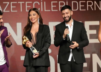 Ebru Yaşar, “Yılın Şarkısı” ödülünü aldı!