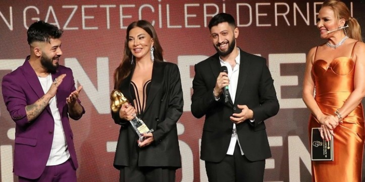 Ebru Yaşar, “Yılın Şarkısı” ödülünü aldı!