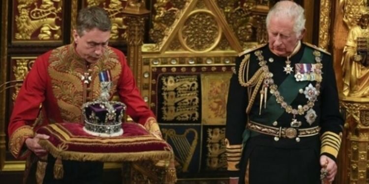 Kral 3. Charles’ın tacını resmi törenle takacak