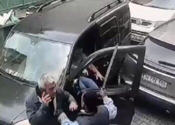 Yol isteyen esnafa döner bıçağıyla saldıran kağıt toplayıcı kamerada