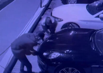 Sultanbeyli’de Lüks Otomobilin Farını Çaldılar!