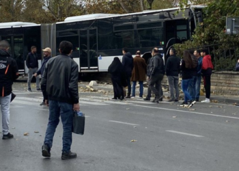 Kadıköy’de metrobüs duvara çarptı: 2 yaralı