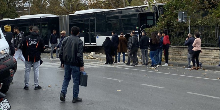 Kadıköy’de metrobüs duvara çarptı: 2 yaralı