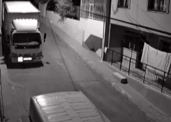 İzmir’de deprem anı kamerada