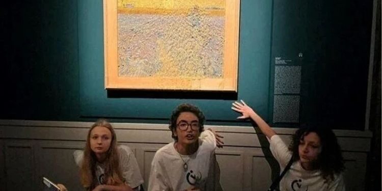 İklim aktivistlerinden sanat eserlerine çirkin saldırı