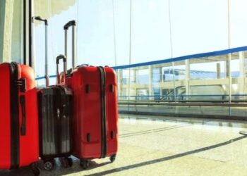 Havaalanı çalışanı yolculardan 4 tekerlekli bavul almalarını istedi!