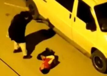 Vicdansız anne çocuğunu sokak ortasında sopayla dövdü!