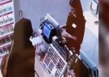 Bombalı çanta ile alışveriş yapmış!