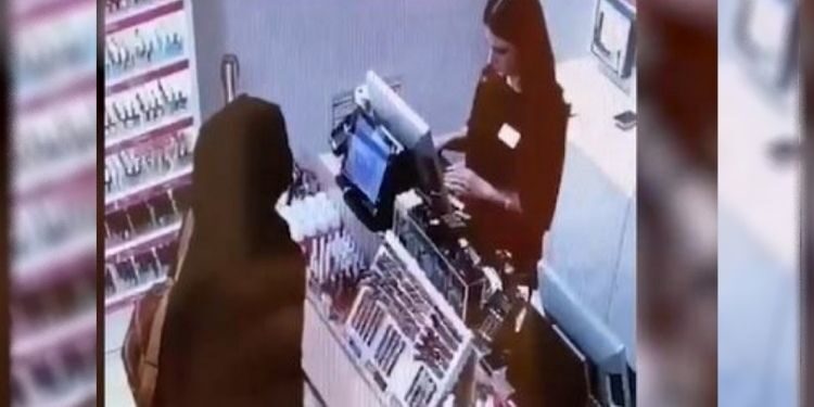 Bombalı çanta ile alışveriş yapmış!