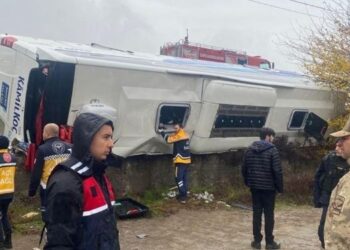 Yolcu otobüsü devrildi: 33 kişi yaralı