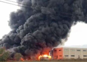 Kimya fabrikasında yangın: Siyah dumanlar gökyüzünü kapladı!