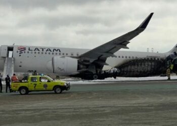 Uçak kamyonla çarpıştı