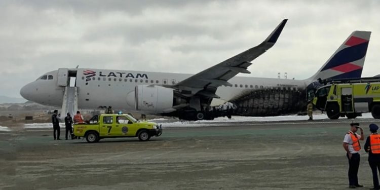 Uçak kamyonla çarpıştı