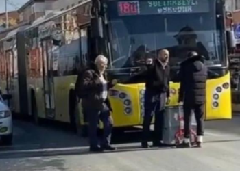 Kutuyla Otobüse Alınmayan Yolcu, Otobüsün Önünü Kesti!