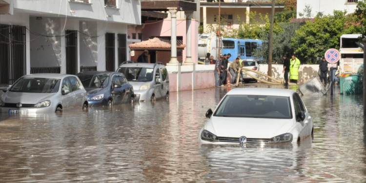 Mersin’de sağanak ve dolu zor anlar yaşattı!