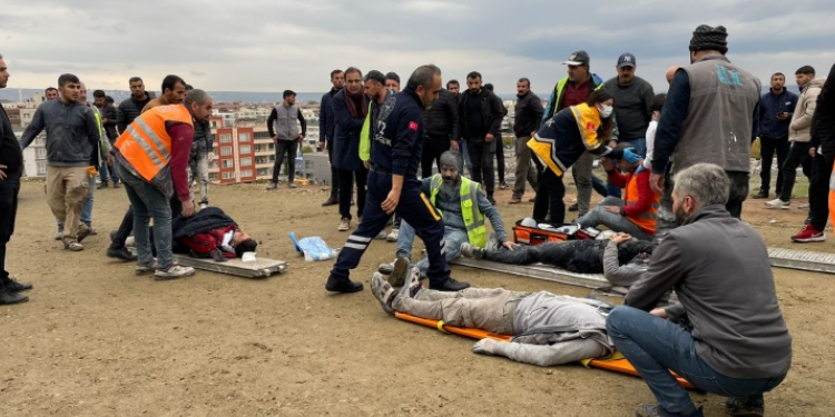 İnşaat iskelesi çöktü: 1 ölü, 19 yaralı