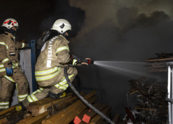 Beylikdüzü’nde park halindeki 4 TIR yandı!