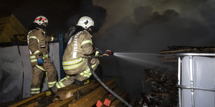 Beylikdüzü’nde park halindeki 4 TIR yandı!