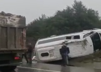 Kemerburgaz’da minibüs devrildi: 10 yaralı