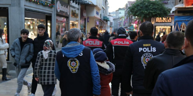 ‘Türkiye Güven Huzur’ uygulaması: Aranan 871 kişi yakalandı