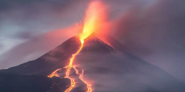 Etna Yanardağı yeniden lav püskürtüyor