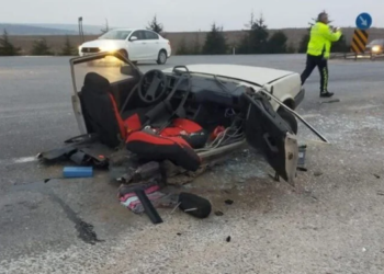 Kazada otomobil ikiye bölündü