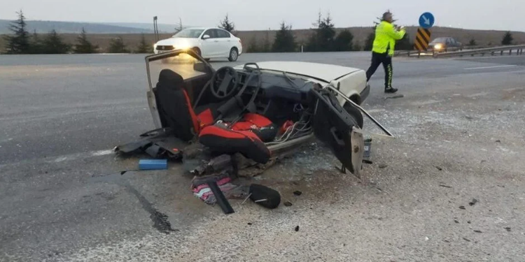 Kazada otomobil ikiye bölündü