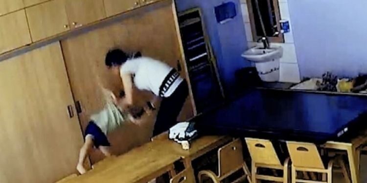 Görüntüler kan dondurdu: Kreşte şiddet iddiası!