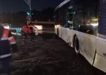 Ters yönde giden İETT otobüsü kaza yaptı!