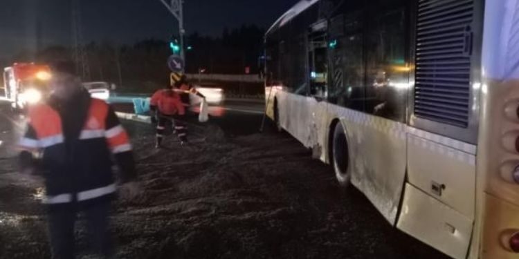 Ters yönde giden İETT otobüsü kaza yaptı!
