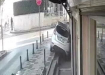 Sultanbeyli’de Kontrolden Çıkan Otomobil Dükkana Çarptı!