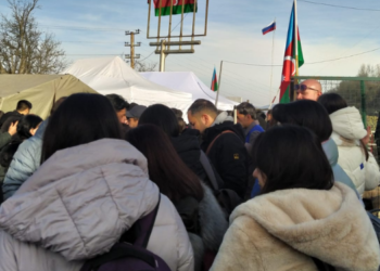 Barış güçleri yanlarında getirdikleri hoparlörlere rağmen protestocuları susturamadı