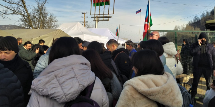 Barış güçleri yanlarında getirdikleri hoparlörlere rağmen protestocuları susturamadı
