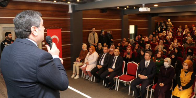 SULTANBEYLİ’DE “EN İYİ NARKOTİK ANNE” SEMİNERİ DÜZENLENDİ