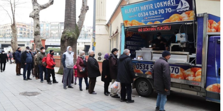 KARTAL BELEDİYESİ’NDEN REGAİB KANDİLİ’NDE VATANDAŞLARA LOKMA İKRAMI