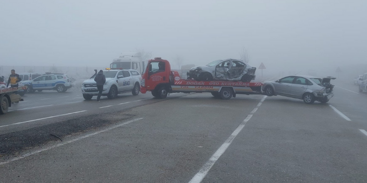 Kırşehir’de zincirleme kaza: 2 ölü, 2’si ağır 12 yaralı
