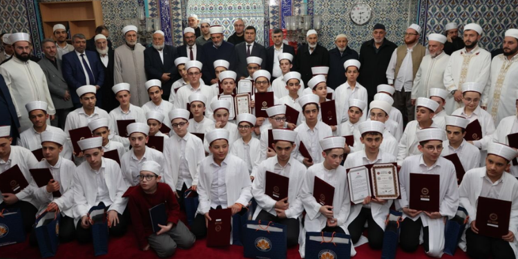 Sultanbeyli’de Genç Hafızlar İcazetlerini Aldı