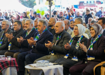 ÜMRANİYE’DE KARADENİZ RÜZGÂRI ESTİ: 3 TON HAMSİ DAĞITILDI