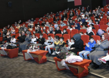 Çocuklar Karagöz Ağaç Dostu Tiyatrosunda Buluştu