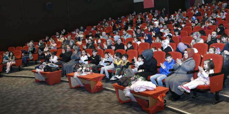 Çocuklar Karagöz Ağaç Dostu Tiyatrosunda Buluştu