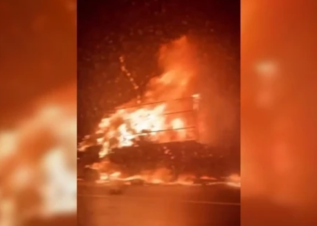 Seyir halindeki kamyonet alev topuna döndü!