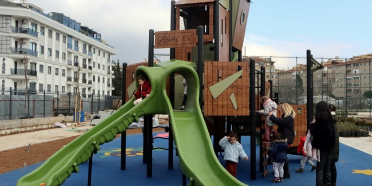 Maltepe’nin yeni parkına çocukların eli değdi
