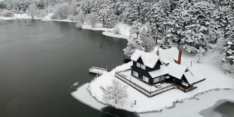 Gölcük Tabiat Parkı beyaz örtüye büründü!