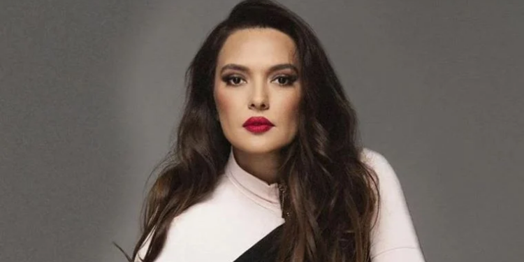 Demet Akalın’ın kapalı kıyafeti gündem oldu!