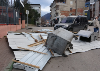 Bursa’yı lodos vurdu: Çatılar uçtu!