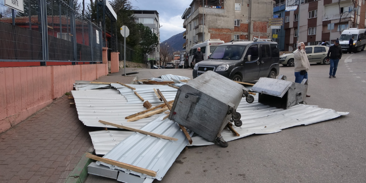 Bursa’yı lodos vurdu: Çatılar uçtu!