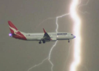 İniş yapan uçağa yıldırım düştü!