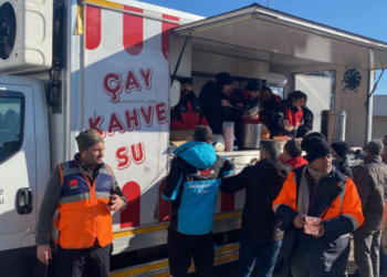 Ümraniye Belediyesi’nin mobil ikram aracı deprem bölgesinde