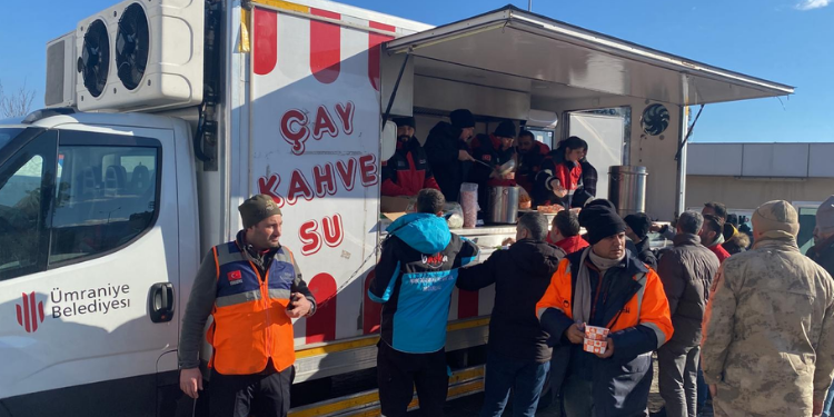Ümraniye Belediyesi’nin mobil ikram aracı deprem bölgesinde