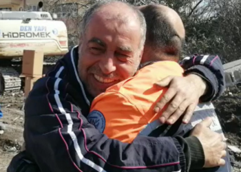 Hatay’da Duygulandıran Sarılma. Günler Sonra Kendisini Enkazdan Kurtaran Ekiple Buluştu